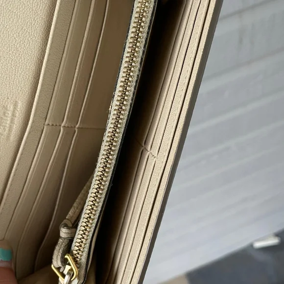 Cholé Flap Cover Metallic Leather Long Wallet-Rare - Picture 10 of 13